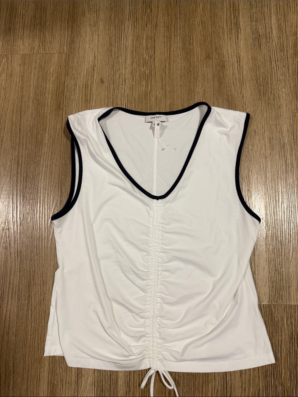 On 34th Street White Ruched V-Neck Sleeveless Top with Black Trim XL